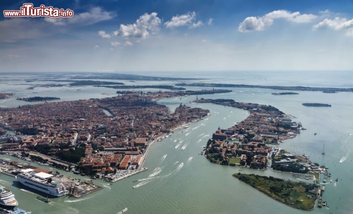 Immagine Venezia con l'Isola della Giudecca, le navi da crociera ed il Canal Grande vista aerea - © Angelo Giampiccolo / Shutterstock.com