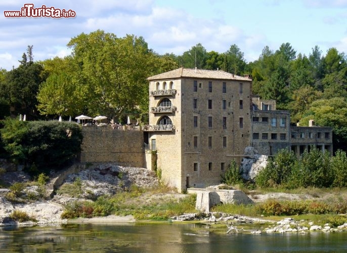 Immagine La località di Vers, in Francia, nella regione della Liguadoca-Rossiglione, è famosa per trovarsi nei pressi del Pont du Gard, il celebre acquedotto romano, che attraversa il fiume Gardon (Gard) con un ardito ponte - © ira / Shutterstock.com