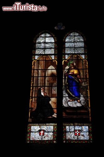Immagine Una delle splendide vetrate della Chiesa di Nostra Signora dell'Assunzione di Moustiers
