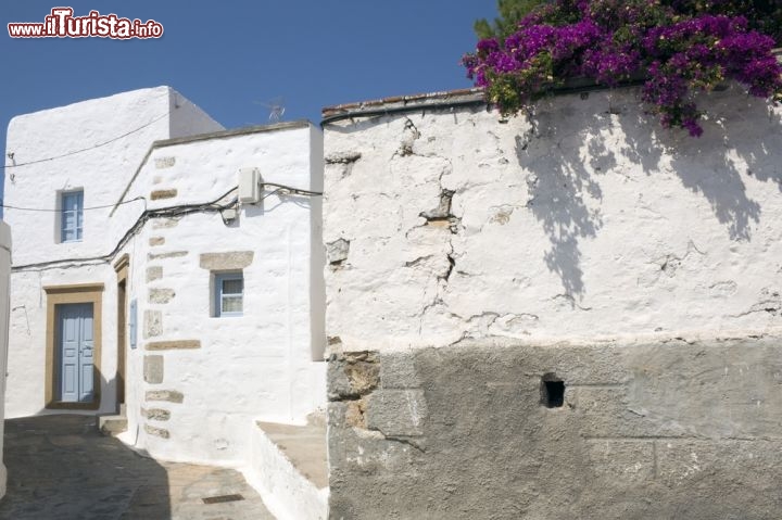 Immagine Una via della Chora di Patmos, il centro storico tipico con le case bianche, di questa siola dell'arcipelago del  Dodecanneso, in Grecia - © baldovina / Shutterstock.com
