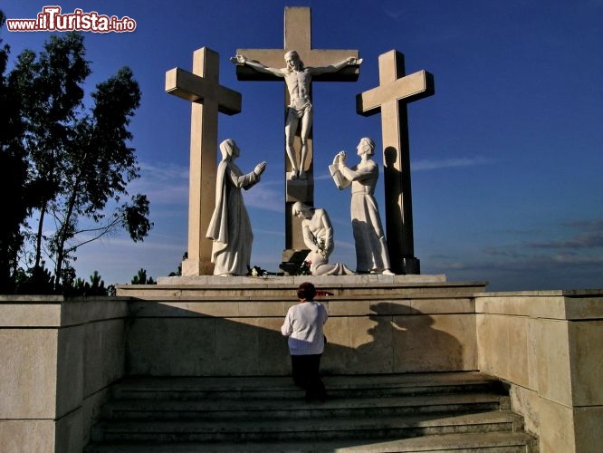 Immagine Via Crucis di Fatima: monumento sulla cima della collina apparizioni