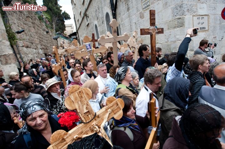 Immagine La Via Crucis a Gerusalemme (Israele) per celebrare il Venerdì Santo, con migliaia di fedeli in processione lungo la Via Dolorosa. Lungo la strada della Città Vecchia - che secondo la tradizione fu percorsa da Gesù nella Passione - si susseguono cappelle corrispondenti alle diverse stazioni, fino a raggiungere la Chiesa del Santo Sepolcro - © Ryan Rodrick Beiler / Shutterstock.com