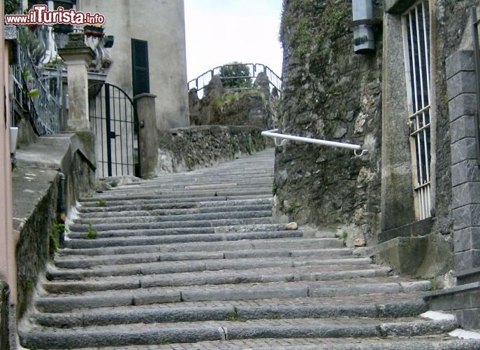 Immagine Via Funicolare a Brunate - Il centro della cittadina sopra a Como è fatto di ripide e suggestive stradine, con scorci e belle viste sui paesaggi del Lago di Como - © Swiss79 / it.wikipedia.org/