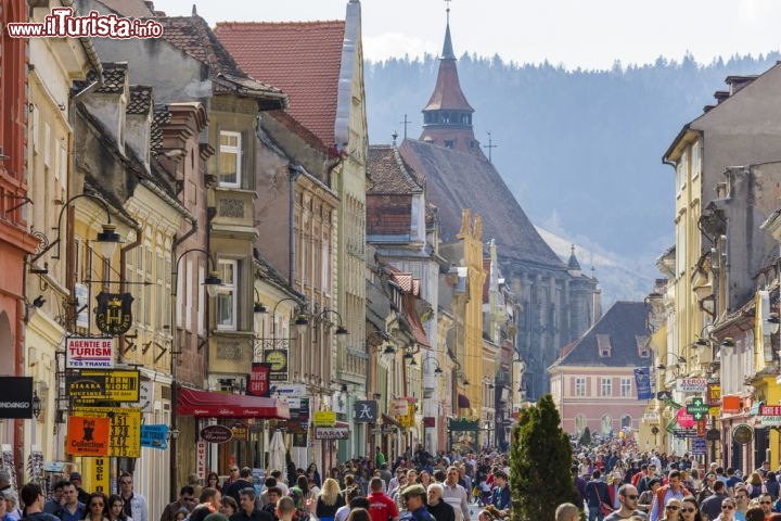 Immagine Via Repubblica a Brasov, Romania - E' uno dei più importanti viali pedonali di Brasov affollato ogni anno da turisti provenienti da ogni parte del mondo. Vi si affacciano botteghe con prodotti artigianali, boutique pregiate e dimore antiche. Str Republicii viene anche ricordato perchè alla sua estremità si trova una croce commemorativa in legno che ricorda le vittime della rivoluzione del 1989 i cui nomi sono incisi su una lastra di pietara visibila al Cimitero degli Eroi © Photosebia / Shutterstock.com