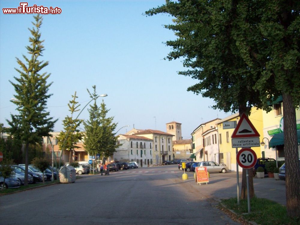 Immagine La centrale via Roma a Bagnolo San Vito in Lombardia - © Alessandro1978 / mapio,net