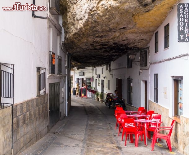 Immagine Strade che diventano grotte a Setenil de las Bodegas, in Andalusia - © Pabkov / Shutterstock.com