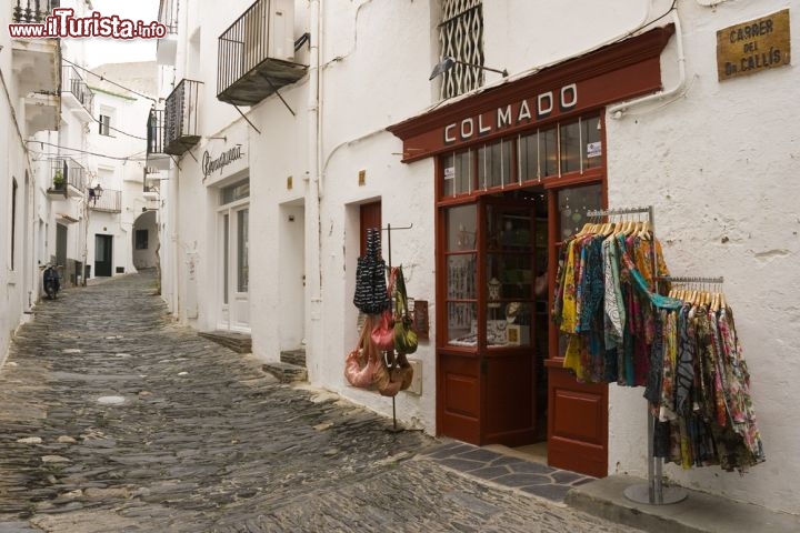 Immagine Via del  del centro del borgo di Cadaques, lungo la costa della Catalogna in Spagna - © Jorge Sanchez / Shutterstock.com