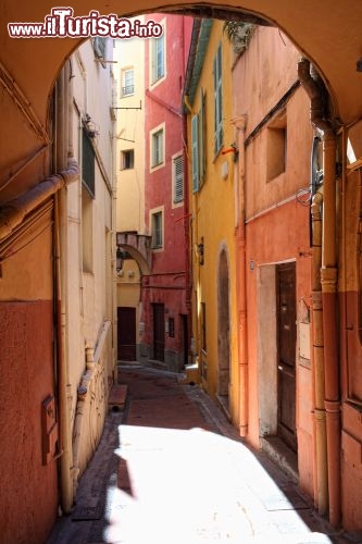 Immagine Via del centro storico del borgo di Menton, famoso per le sue coloratissime case, siamo in Francia e più precisamente in Costa Azzurra - © gualtiero boffi / Shutterstock.com