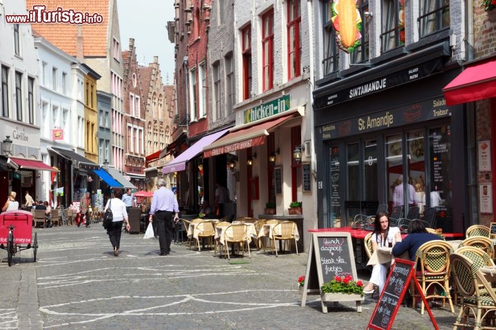 Immagine Centro storico di Bruges, Belgio - Si diramano dal cuore della città le belle viuzze lastricate da percorrere per andare alla scoperta di edifici e monumenti artistici di uno dei più bei luoghi delle Fiandre. Musei, costruzioni dal sapore medievale ma anche tanti negozi dove poter fare shopping: da non perdere le botteghe di merletti e cioccolata, due specialità tipiche del Belgio © VanderWolf Images / Shutterstock.com