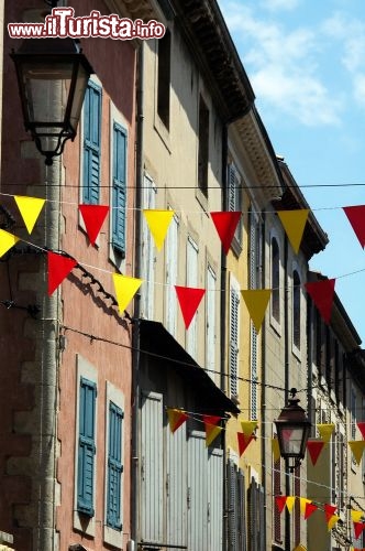 Immagine Via del borgo storico di Apt in Provenza, la cittadina famosa per il mercato dell'Ocra si trova nel sud della Francia, ad est di Avignone - © Claudio Giovanni Colombo / Shutterstock.com