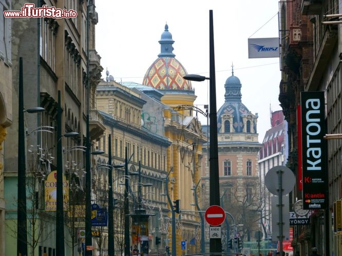 Immagine Via del centro di Budapest, Ungheria - Oltre ai suoi monumenti storici, la capitale dell'Ungheria ospita magnifici palazzi e suggestive piazze integrando alla perfezione stili architettonici, culture e epoche differenti. Oggi questa città è una delle poche in Europa a poter offrire parchi naturali protetti, stabilimenti termali, negozi e boutique lussuose, hotel di charme e locali notturni tanto da essere definita la Parigi dell'Est. In questa immagine, uno scorcio del centro di Budapest su cui si affacciano antichi edifici.