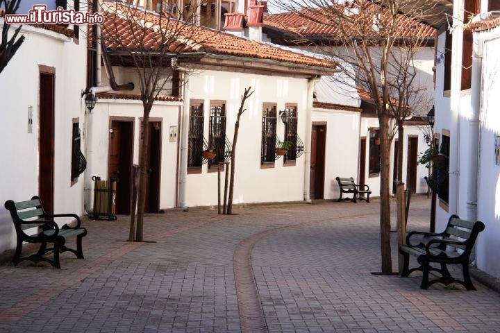 Immagine Via del centro storico di Ankara, la capitale della Turchia - © Orhan Cam / Shutterstock.com