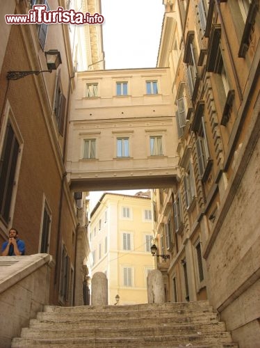 Immagine Via della Missione a Roma, dove all'inizio del Novecento fu costruita un'ala provvisoria del Palazzo del Parlamento prima che venisse inaugurata la sede definitiva, nel 1918, a Palazzo Montecitorio.