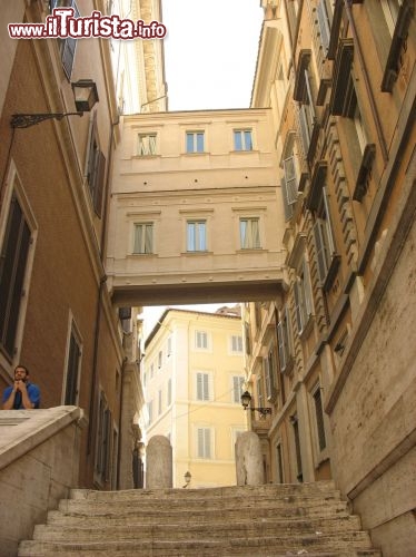 Immagine Via della Missione a Roma, dove all'inizio del Novecento fu costruita un'ala provvisoria del Palazzo del Parlamento prima che venisse inaugurata la sede definitiva, nel 1918, a Palazzo Montecitorio.