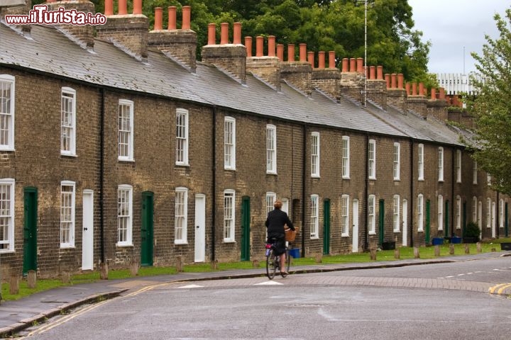 Immagine Tipiche case in mattoni a Cambridge, Inghilterra - Affiancate l'una all'altra con le loro facciate in mattoni e i comignoli uguali: siamo in una delle tante vie di Cambridge su cui si affacciano le caratteristiche abitazioni in stile anglosassone © Evgeny Murtola / shutterstock.com