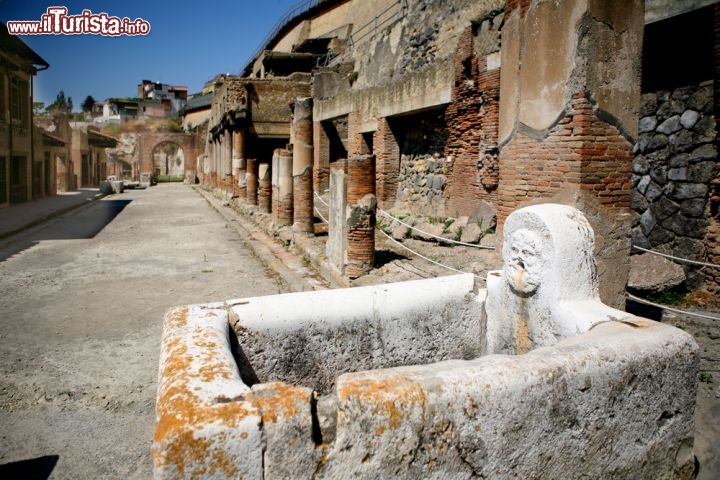 Immagine Via dell'antica Herclaneum (Ercolano) il sito archeologico della Campania, alle pendici del Vesuvio ad est di Napoli - © onairda / Shutterstock.com