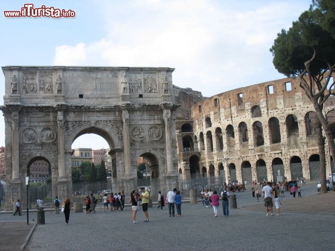 Immagine Centro storico di Roma: Via di San Gregorio (antica Via dei Trionfi) offre la prospettiva migliore per fotografare il Colosseo e l'Arco di Costantino. La strada, dove un tempo si svolgevano cortei e celebrazioni in onore dei combattenti romani vittoriosi, comincia proprio dall'Arco di Costantino, passa accanto ai resti dell'acquedotto di Claudio e prosegue sino alle pendici del Palatino.