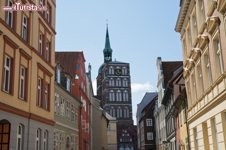 Immagine Via centrale di Stralsund con sullo sfondo la Nikolaikirche. Siamo nel land del Maclemburgo-Pomerania nel nord della Germania, lungo le coste del Mar Baltico - © Andreas Juergensmeier / Shutterstock.com