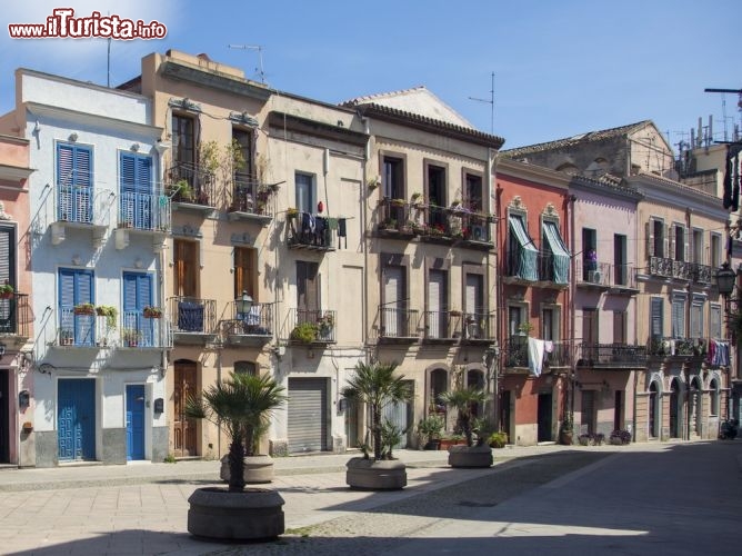 Immagine Via e case tipiche nel centro di Cagliari, il capoluogo della regione Sardegna - © Andrzej Fryda / shutterstock.com
