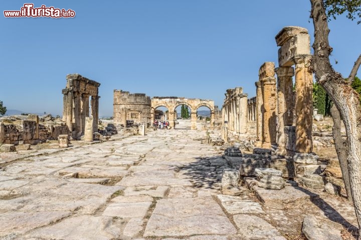 Immagine Via e porta Fortinus a Hierapolis. Si tratta di un sito Patrimonio dell'umanità dell'UNESCO come le sorgenti di Pamukkale in Turchia - © OPIS Zagreb / Shutterstock.com