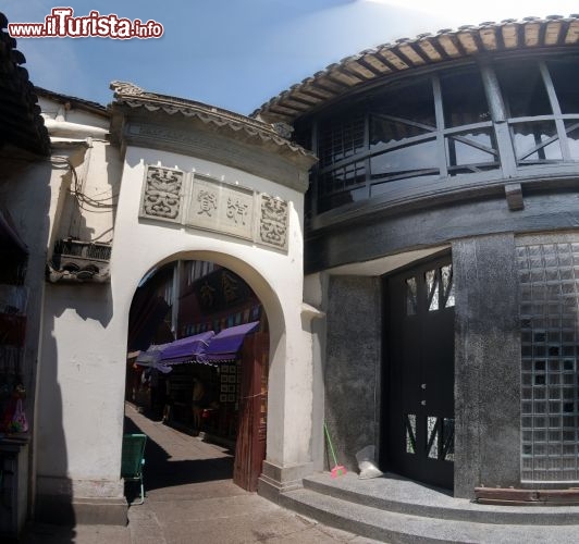 Immagine Via ed arco nel centro di Zhouzhuang in Cina