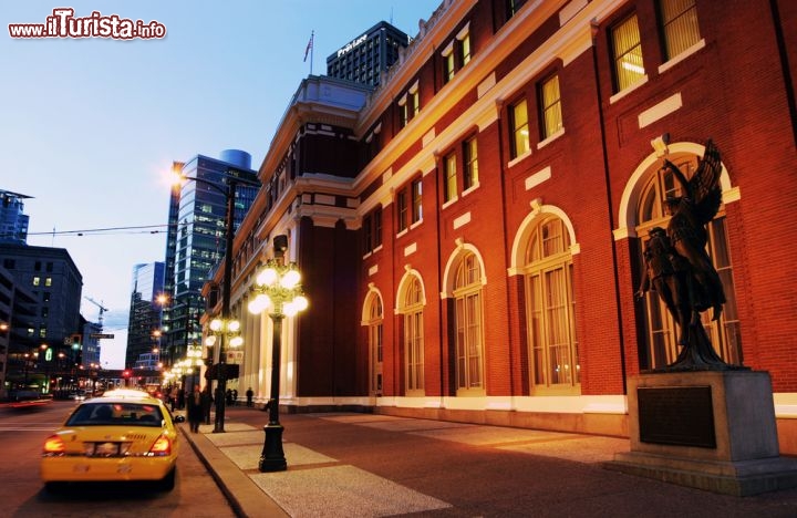 Immagine Un'ampia via del centro a Vancouver, British Columbia, Canada. In città potrete facilmente spostarvi in metropolitana e trovare taxi a tutte le ore, raggiungere la zona desiderata e esplorarla a piedi - © Jennifer Zhou / Shutterstock.com