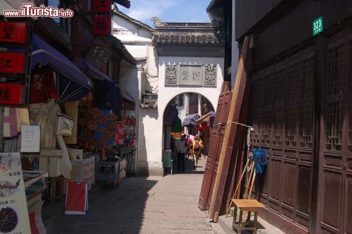 Immagine Via in centro a Zhouzhuang in Cina dove si può compiere dello shopping