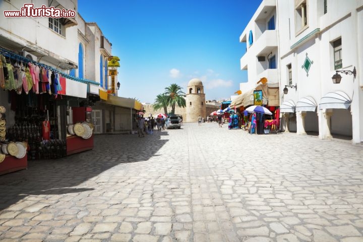 Immagine Via dello shopping all'interno dell Medina di Sousse, dove si trovano anche i vari souk artigianali. Sousse è una meta turistica che si trova a circa metà della costa orientale della nazione del nordafrica, la Tunisia - © Adisa / Shutterstock.com