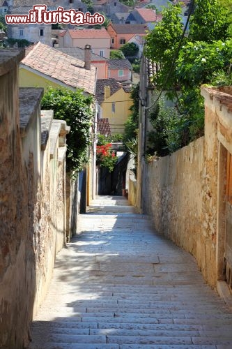 Immagine Via tipica di Losinj, Croazia - Vicoletti a tratti tortuosi con scalinate che convergono sulla cima della collina, dove si trova l'immancabile chiesa con il campanile in stile veneziano, caratterizzano il centro storico di questa suggestiva località turistica della Dalmazia © Karlowac / Shutterstock.com