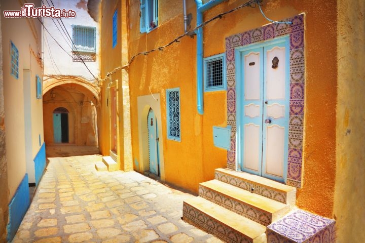 Immagine Via tipica della Medina di Sousse in Tunisia - © Adisa / Shutterstock.com