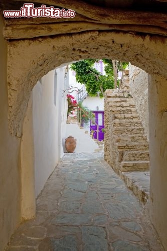 Immagine Vicolo con notevoli scorci architettonici a Folegandros, in Grecia - © Georgios Alexandris / Shutterstock.com