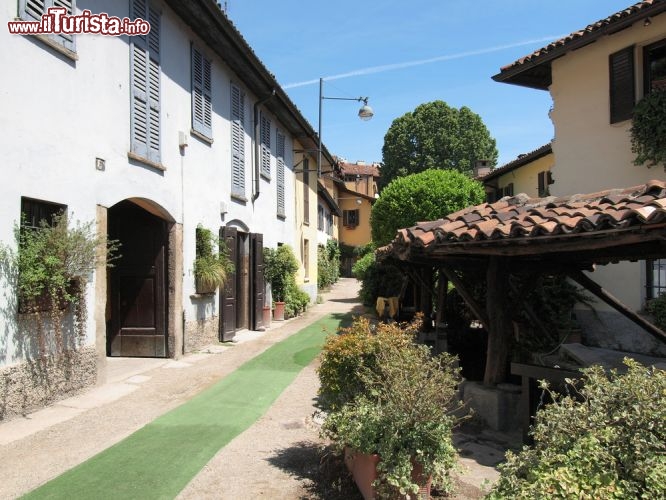 Immagine Vicolo dei Lavandai: siamo nel quartiere Navigli  di Milano - © Claudio Divizia / Shutterstock.com