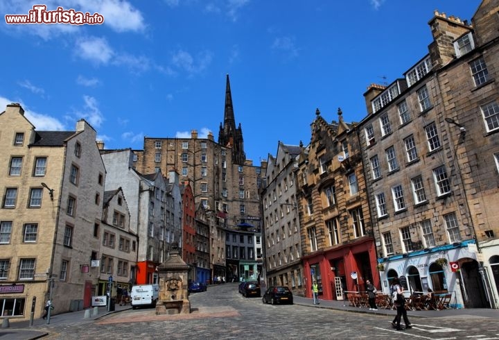Immagine Victoria street, Edimburgo (Scozia): la celebre via si trova nella Grassmarket area - © IliaTorlin / Shutterstock.com