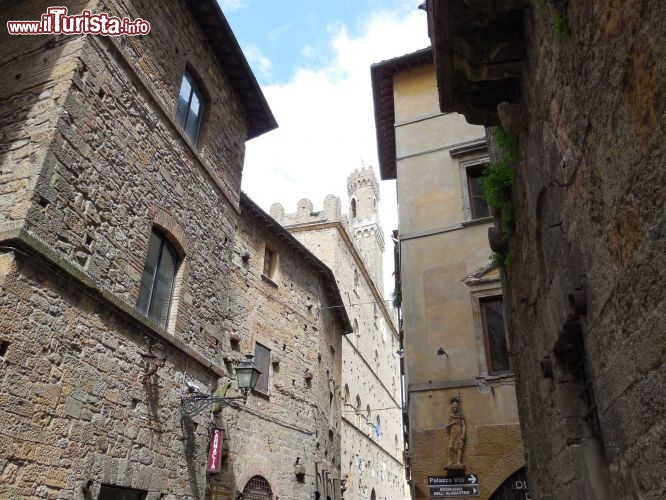 Immagine Vie del borgo di Volterra, sullo sfondo la torre del Palazzo dei Priori - © Giovanni Mazzoni (Giobama)