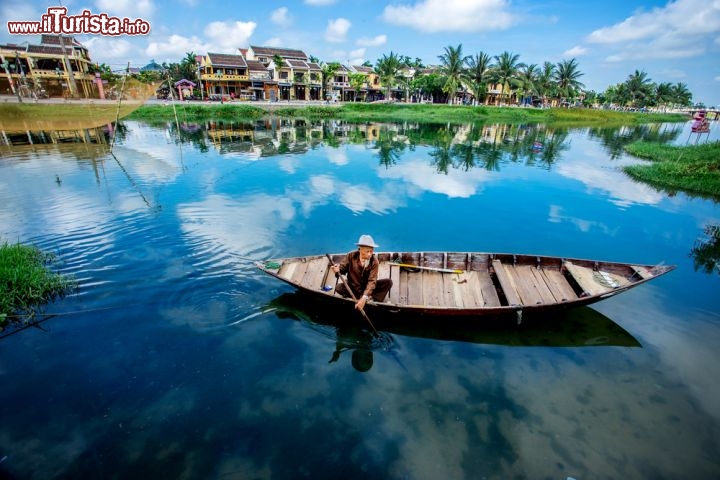 Immagine Vietnam: una immagine idilliaca della bella città UNESCO di Hoi An, che si trova lungo la costa orientale della nazione del sud-est asiatico. E' patrimonio UNESCO per le sue case storiche ed  i suoi splendidi palazzi - © Hoang Cong Thanh / Shutterstock.com