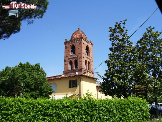 Immagine Il campanile della chiesa di San Michele Arcangelo, che rimane in frazione Vignole a Quarrata (Toscana) - © Elborgo - CC BY 2.5 - Wikimedia Commons.