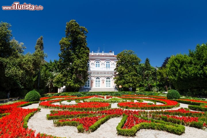 Immagine Un'esplosione di fiori nel Parco Angiolina di Opatija, in Istria, Croazia - © anshar / Shutterstock.com