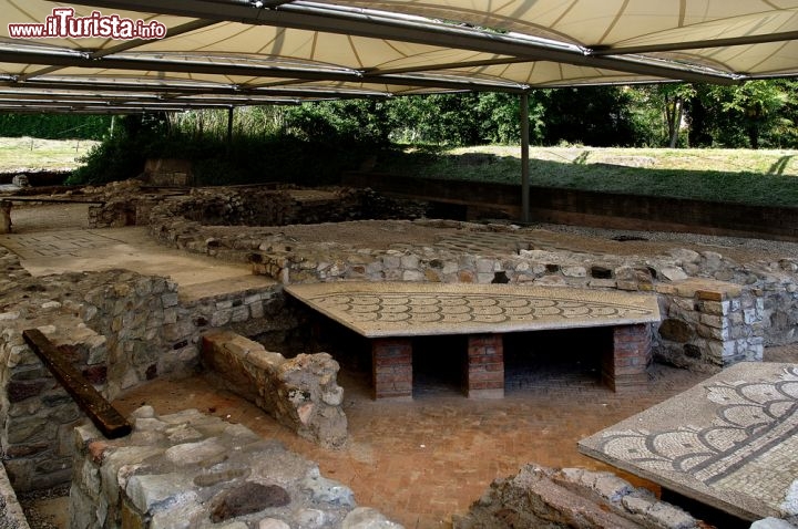 Immagine Resti archeologici di Villa Romana, Desenzano del Garda - A Borgo Regio, in pieno centro storico, si può ammirare ciò che rimane di Villa Romana, una delle più belle residenze di epoca romana del nord Italia. Gli oltre 240 metri quadri di mosaici ospitano preziose testimonianze artistiche che vanno dal 1° secolo a.C. sino al 4° secolo d.C.. Questa imponente villa, che si affaccia sul Lago di Garda, apparteneva ad una delle più nobili famiglie dell'epoca, imparentata con l'imperatore Magnenzio © m.bonotto / Shutterstock.com