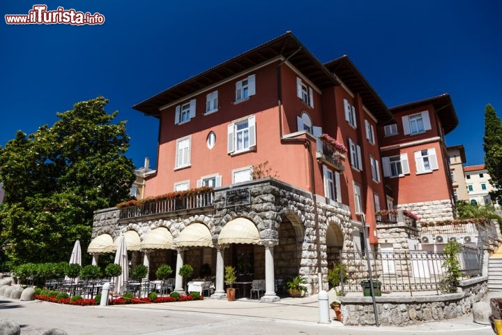 Immagine Una delle ville eleganti che costellano Opatija (in italiano Abbazia), città dell'Istria nord-orientale, Croazia, affacciata sul Golfo del Quarnero - © anshar / Shutterstock.com