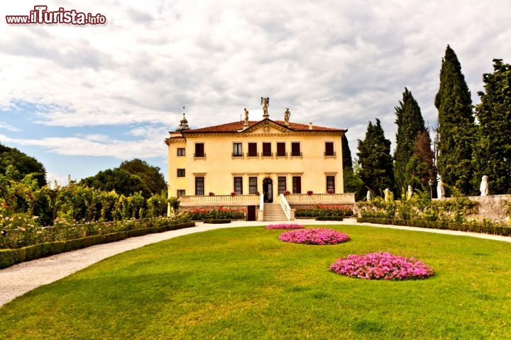 Immagine Il territorio intorno a Vicenza è costellato di ville signorili, molte delle quali progettate dal Palladio, oggi utilizzate per eventi culturali, concerti, mostre o prestigiose feste private - © Jorg Hackemann / Shutterstock.com