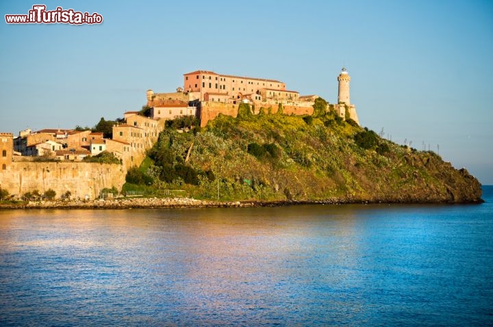 Immagine Una delle residenze di Napoleone sull'Isola d'Elba si trova presso Portoferraio, tra Forte Stella e Forte Falcone, ed è conosciuta come Villa dei Mulini. L'imperatore francese non rimase a lungo sull'isola (dal maggio 1814 al febbraio 1815) ma si impegnò comunque a rimodernarla e a ricreare, per quanto possibile, lo sfarzo di corte cui era abituato. Amava particolarmente la Villa dei Mulini, in posizione dominante sulla città  - © Luciano Mortula / Shutterstock.com