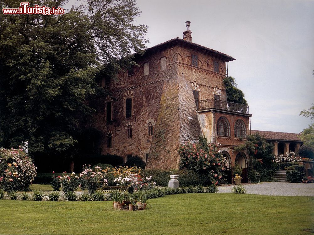Immagine Il Castello di Marchierù visto dal parco interno a Villafranca Piemonte (Piemonte). Situata in borgata Soave, questa dimora storica risale al 1220.