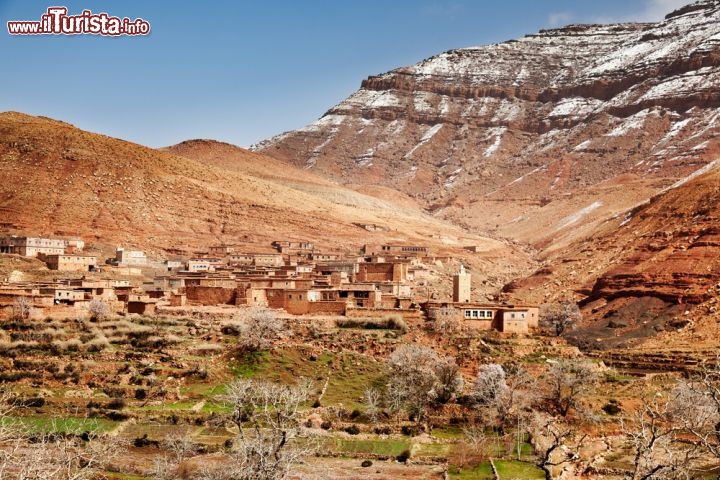 Immagine Un villaggio dell' Atlante. Siamo in Marocco tra le montagne della regione di Ouarzazate - © Roberto Caucino / Shutterstock.com