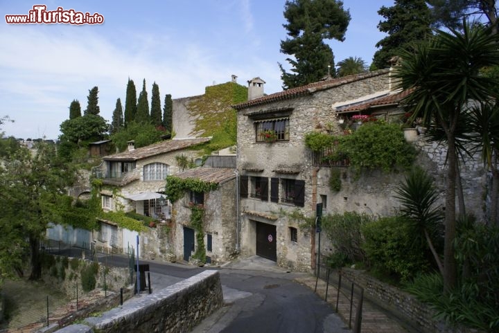 Immagine Il villaggio della Costa Azzurra, Cagnes sur mer in Francia, con le sue caratteristiche case in pietra - © Adam Stepien / Shutterstock.com