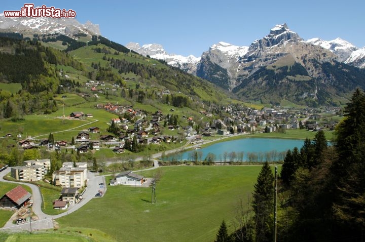 Immagine Panorama sul villaggio di Engelberg, Svizzera - Circondata dall'imponente monte Titlis e dalle vicine vette ghiacciate, il villaggio di Engelberg affascina da sempre turisti e appassionati della montagna anche se nonostante la vicinanza con Lucerna e le splendide opportunità offerte è una località turistica meno conosciuta rispetto ad altre. In questa immagine, il villaggio di questo angolo di Alpi svizzere incastonato fra montagne con le cime innevate e con il verde di prati e boschi a fare da cornice © Stefano Ember / Shutterstock.com