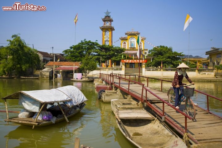 Immagine Villaggio di Kenh Ga, nei dintorni di Ninh Binh: il Vietnam sa offrire scenari davvero unici, come nel caso di questo piccolo villaggio costruito sulle rive del fiume, abitato prevalentemente da pescatori - Foto © Peter Stuckings / Shutterstock.com