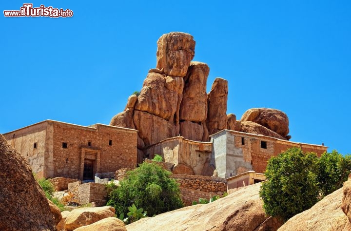 Immagine Villaggio di Tafraoute in Marocco, con le incombenti rocce dell'Anti Atlante - © Zastolskiy Victor / Shutterstock.com