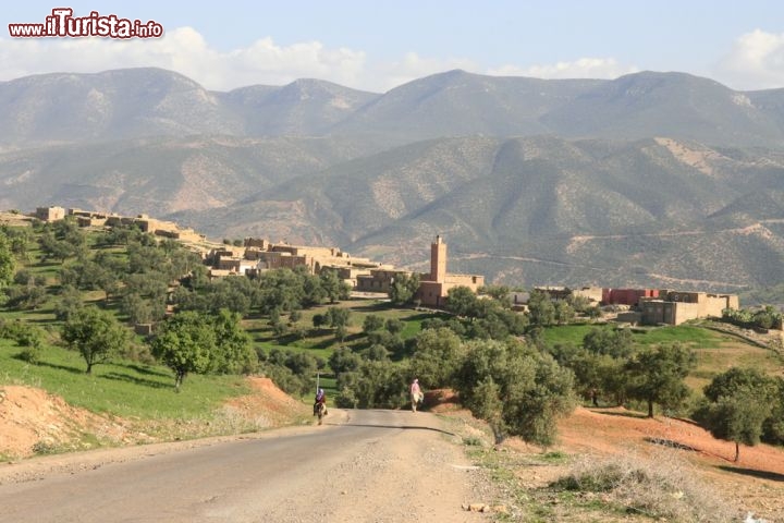 Immagine Un villaggio berbero tra le montagne dell'Atlante, sulla strada che da Beni Mellal conduce alle cascate Ouzoud del Marocco - © Angels at Work / Shutterstock.com