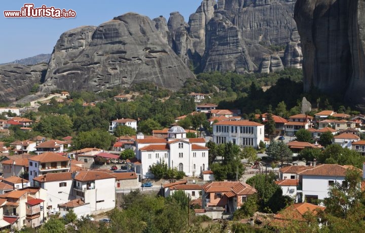 Immagine Il villaggio di Kastraki nei pressi di Kalambaka, Grecia - Con la sua caratteristica posizione fra i pinnacoli delle Meteore, questo tradizionale centro della Tessaglia è il luogo perfetto da cui partire se si desidera effettuare il tour dei monasteri alle Meteore. Dalle sue graziose case in pietra e legno sono stati ricavati alloggi turistici molto gradevoli anche se la vicina Kalambaka offre più opportunità di sistemazione alberghiera, intrattenimento e shopping di prodotti artigianali tipici © Panos Karas / Shutterstock.com