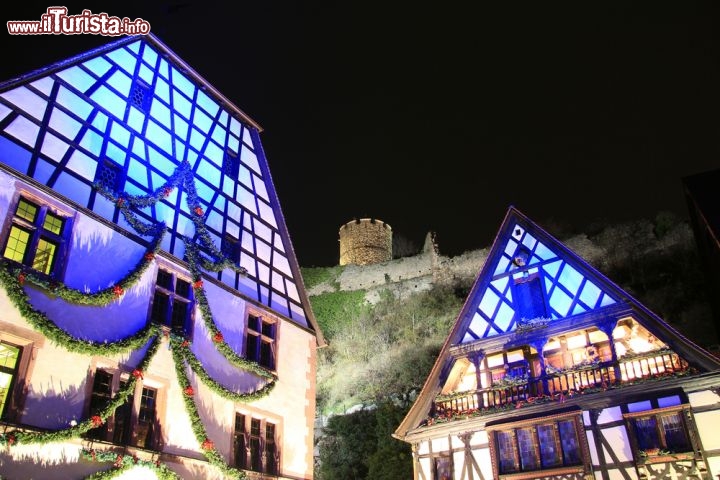 Immagine Villaggio natalizio di Kayserberg, Riquewihr - Il periodo più suggestivo per visitare Riquewihr e i suoi dintorni? Se proprio ne dobbiamo scegliere uno, il Natale è sicuramente quello che ci piace di più. Le luci e gli addobbi che rivestono le case a graticcio, il profumo speziato di dolci che si diffonde nell'aria e le bancarelle con prodotti tipici che invadono il cuore del borgo accompagnano alla scoperta di un'atmosfera davvero unica © LENS-68 / Shutterstock.com